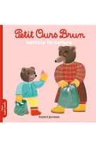 Petit ours brun nettoie la nature